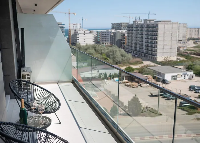 Lotti In Odyssey Pool & *