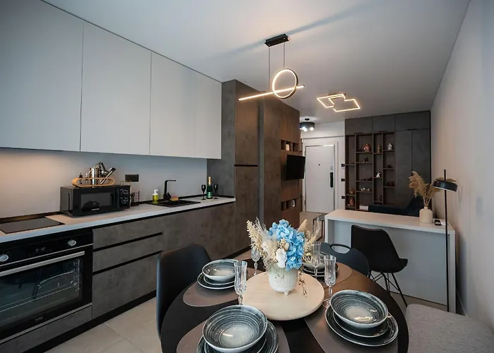 Lotti In Odyssey Pool & *